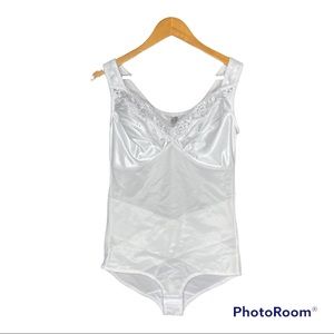 L ‘ Essentiel 38C Firm Control white body shaper